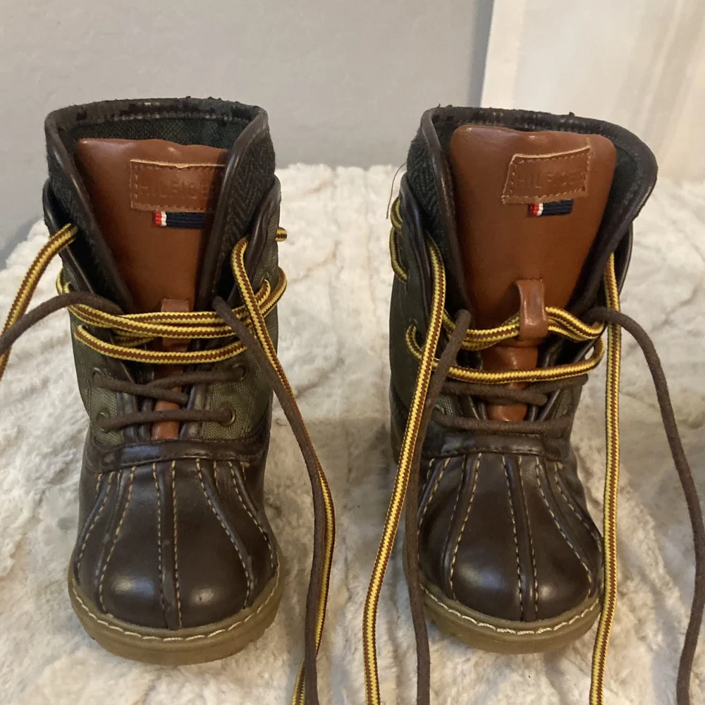 Vintage Tommy Hilfiger Brown Leather Duck Boots with Tan Accents- Size 8 Toddler